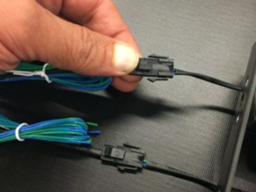 una mano sujetando un cable